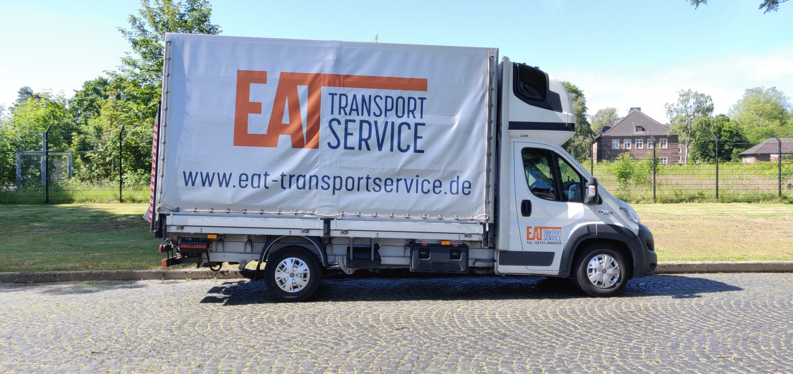 Planen Fahrzeuge, die mit oder ohne Hebebühne gebucht werden können. Fahrzeug für Logistik Service von der E.A.T. TransportService